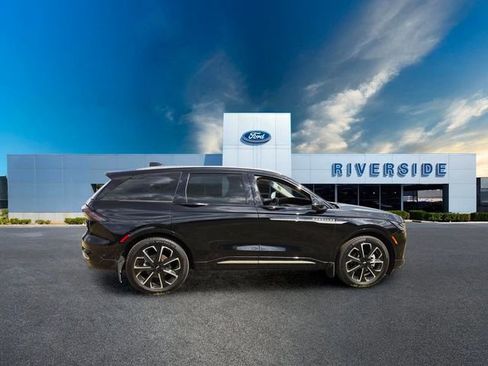 Used 2024 Lincoln Nautilus Reserve w/ Equipment Group 203A AWD/4WD image 8