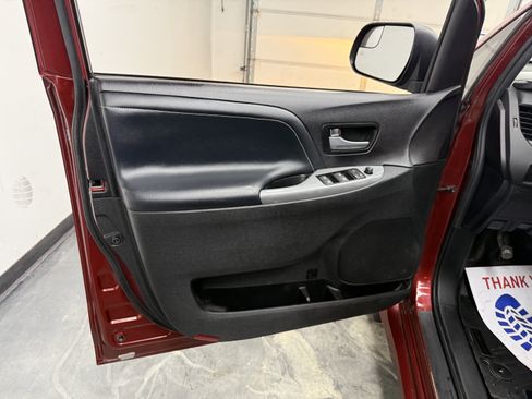 Used 2017 Toyota Sienna SE image 10