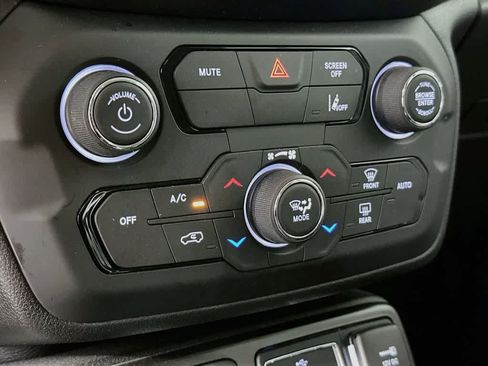 Used 2023 Jeep Renegade Latitude AWD/4WD image 17