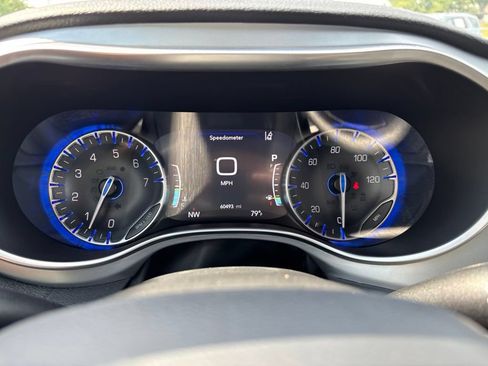 Used 2025 Chrysler Pacifica Limited FWD image 38