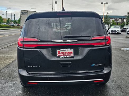 Used 2023 Chrysler Pacifica Touring-L FWD image 6