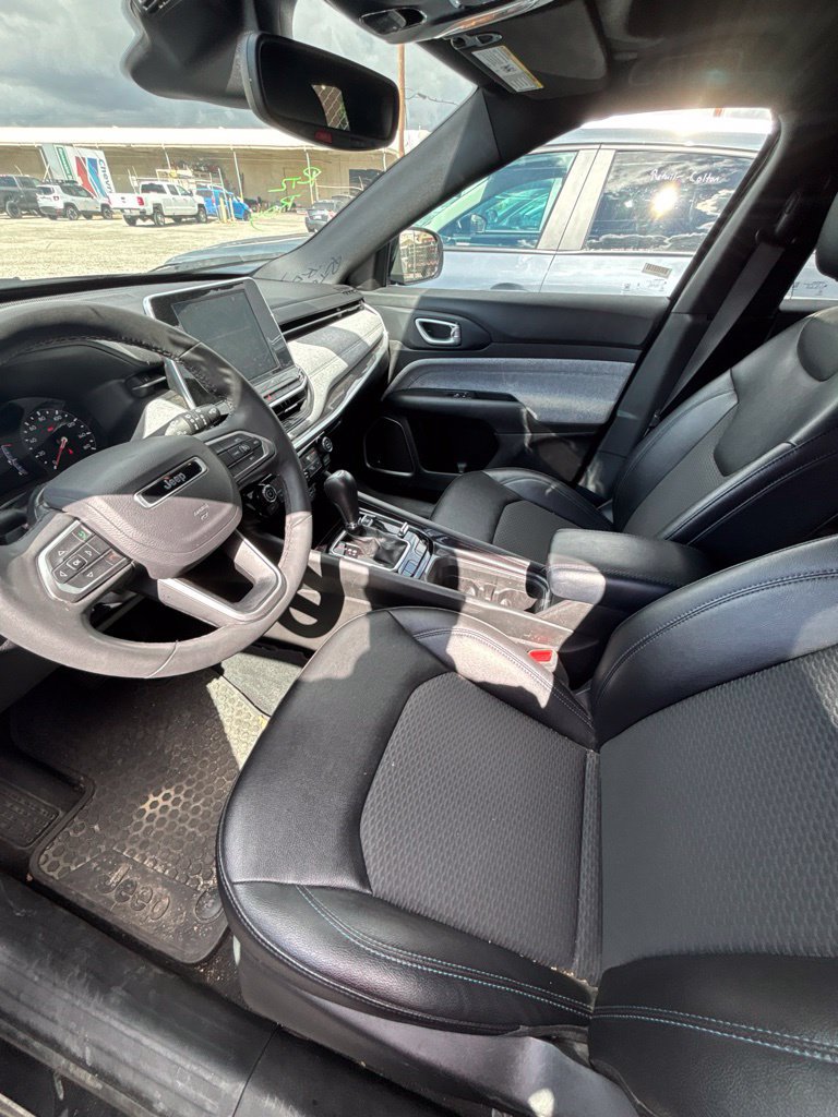 Used 2025 Jeep Compass Latitude w/ Sun & Sound Group AWD/4WD image 8