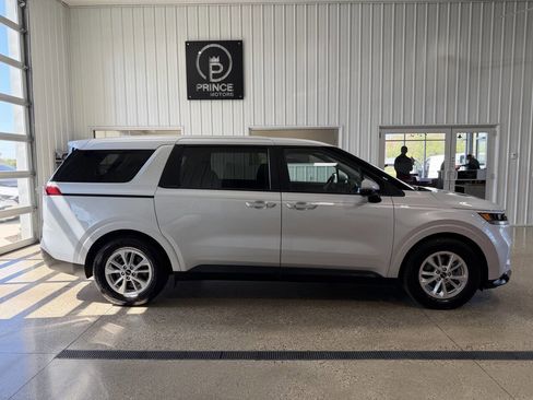 Used 2023 Kia Carnival LX FWD image 5