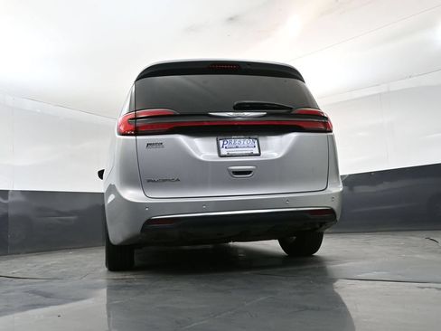 Used 2024 Chrysler Pacifica Touring-L FWD image 22