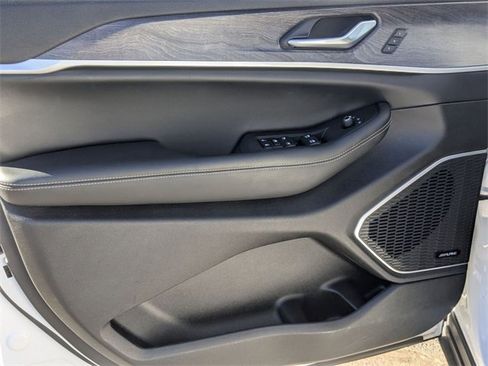 Used 2023 Jeep Grand Cherokee Limited w/ Black Appearance Package image 13