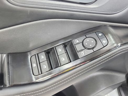 Used 2025 Nissan Rogue SV w/ SV Premium Package FWD image 37