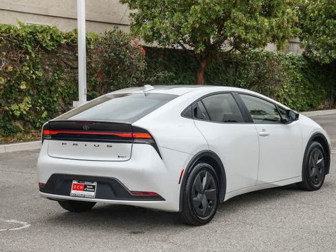 Used 2025 Toyota Prius LE FWD image 9