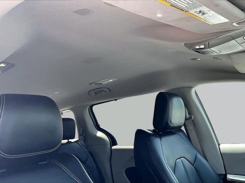 Used 2023 Chrysler Pacifica Touring-L FWD image 14
