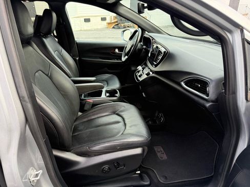 Used 2019 Chrysler Pacifica Touring-L FWD image 45