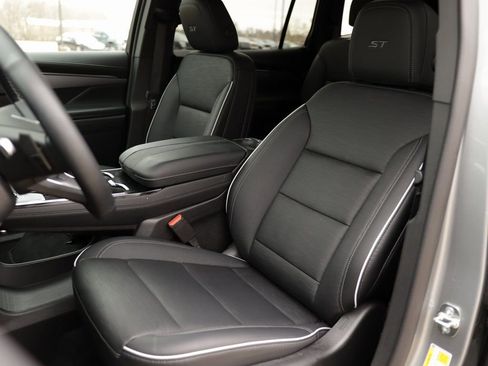 Used 2025 Buick Enclave Sport Touring image 24