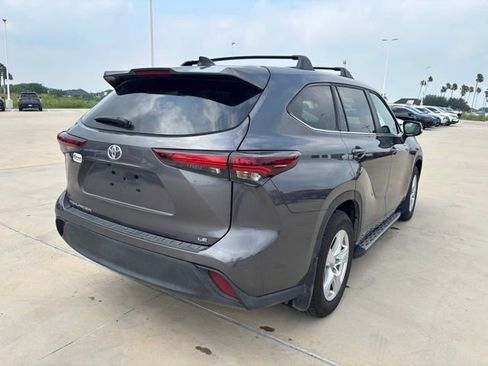 Used 2024 Toyota Highlander LE FWD image 6