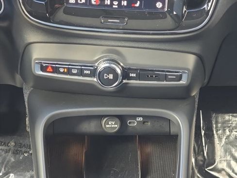 Certified 2023 Volvo XC40 B5 Ultimate w/ Climate Package image 19