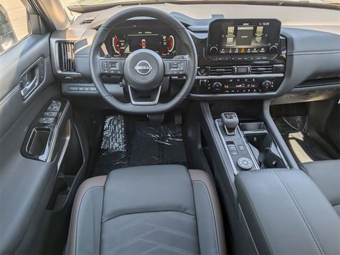 New 2025 Nissan Pathfinder Platinum image 16