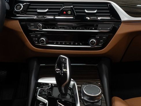 Used 2023 BMW 530e xDrive w/ Premium Package image 21