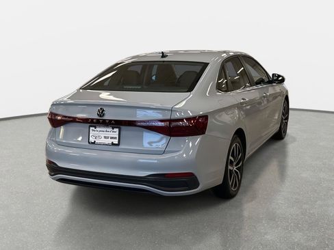 Used 2025 Volkswagen Jetta SE image 5