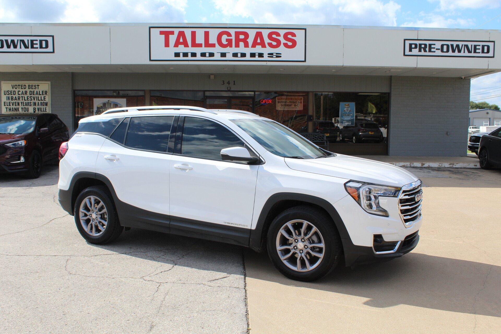 Used 2022 GMC Terrain SLT w/ Tech Package FWD image 2