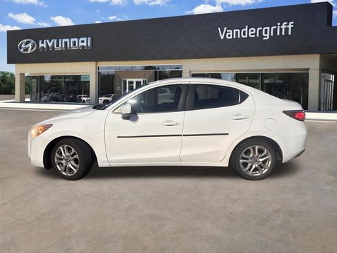 Used 2016 Scion iA FWD image 2
