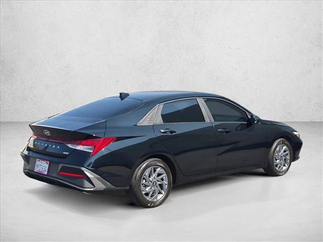 Used 2024 Hyundai Elantra Blue FWD image 5