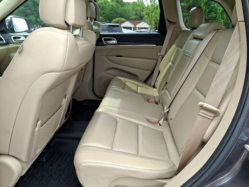 Used 2019 Jeep Grand Cherokee Limited w/ Trailer Tow Group IV AWD/4WD image 9