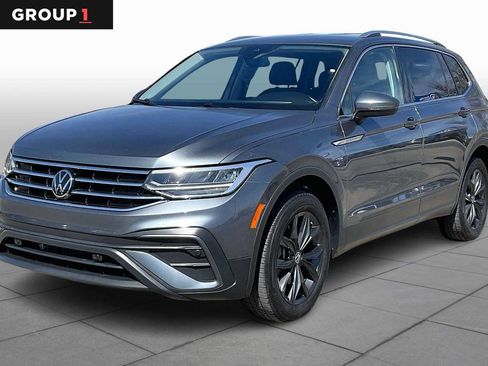 Used 2024 Volkswagen Tiguan SE image 1