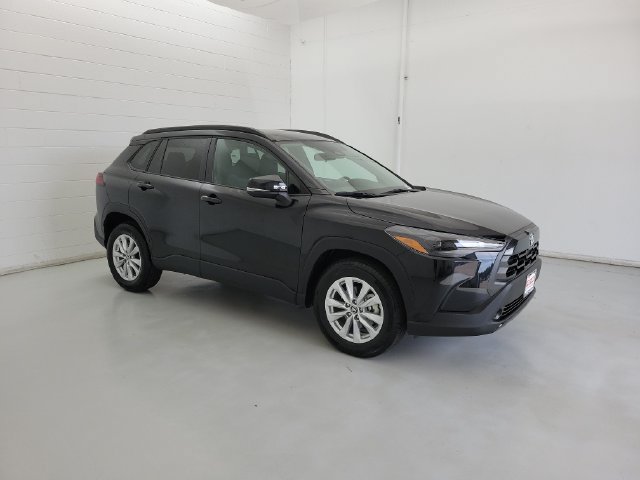 Used 2026 Toyota Corolla Cross LE FWD image 3