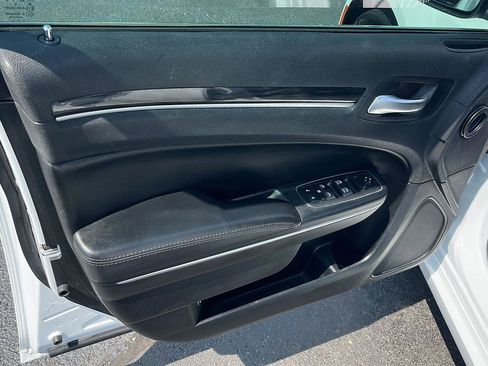 Used 2017 Chrysler 300 Limited w/ Value Package RWD image 19