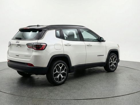 Used 2025 Jeep Compass Limited AWD/4WD image 9
