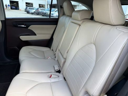 Used 2022 Toyota Highlander XLE AWD/4WD image 22
