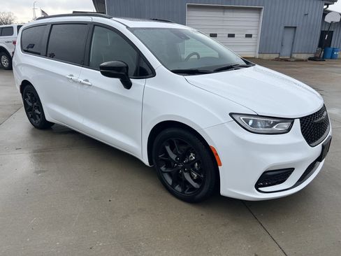 Used 2025 Chrysler Pacifica Limited image 10