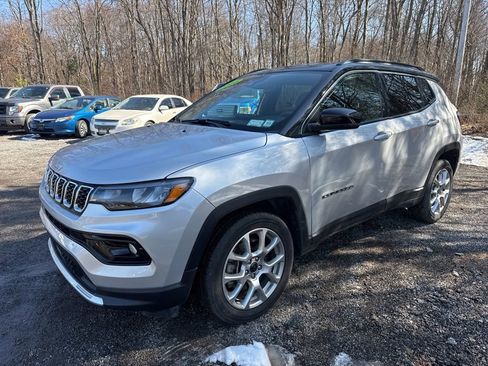 Used 2025 Jeep Compass Limited image 4