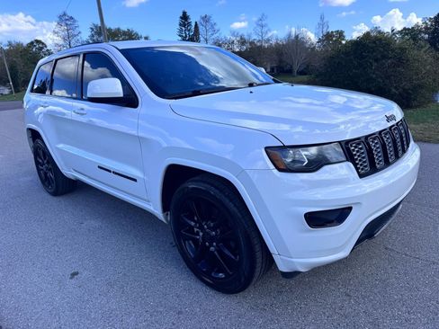 Used 2018 Jeep Grand Cherokee Altitude image 2