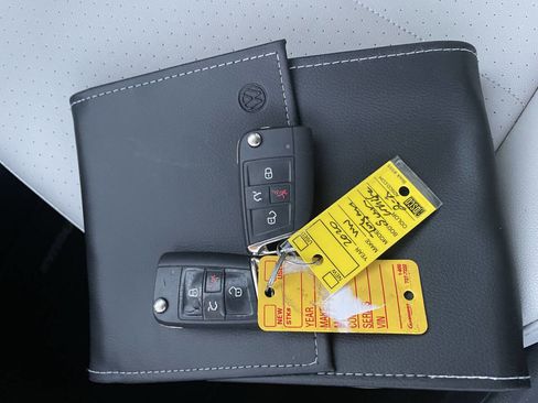 Used 2020 Volkswagen Tiguan SE image 36