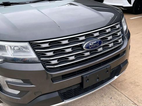 Used 2017 Ford Explorer XLT w/ Equipment Group 202A AWD/4WD image 28