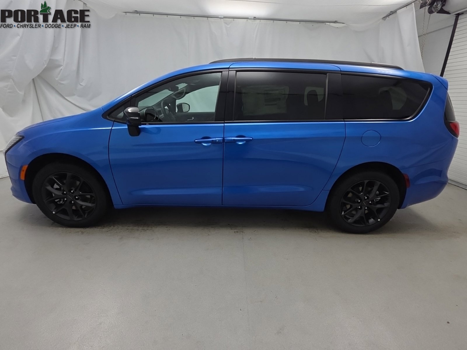New 2027 Chrysler Pacifica Limited AWD/4WD image 4