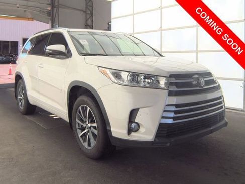 Used 2017 Toyota Highlander XLE w/ Protection Package #3 AWD/4WD image 4