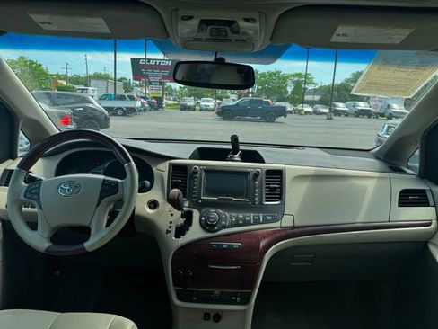 Used 2013 Toyota Sienna Limited w/ Premium Pkg FWD image 22