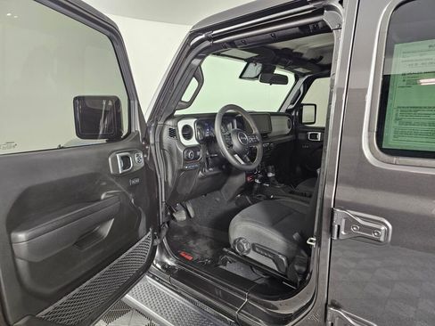 Used 2024 Jeep Wrangler Unlimited image 19