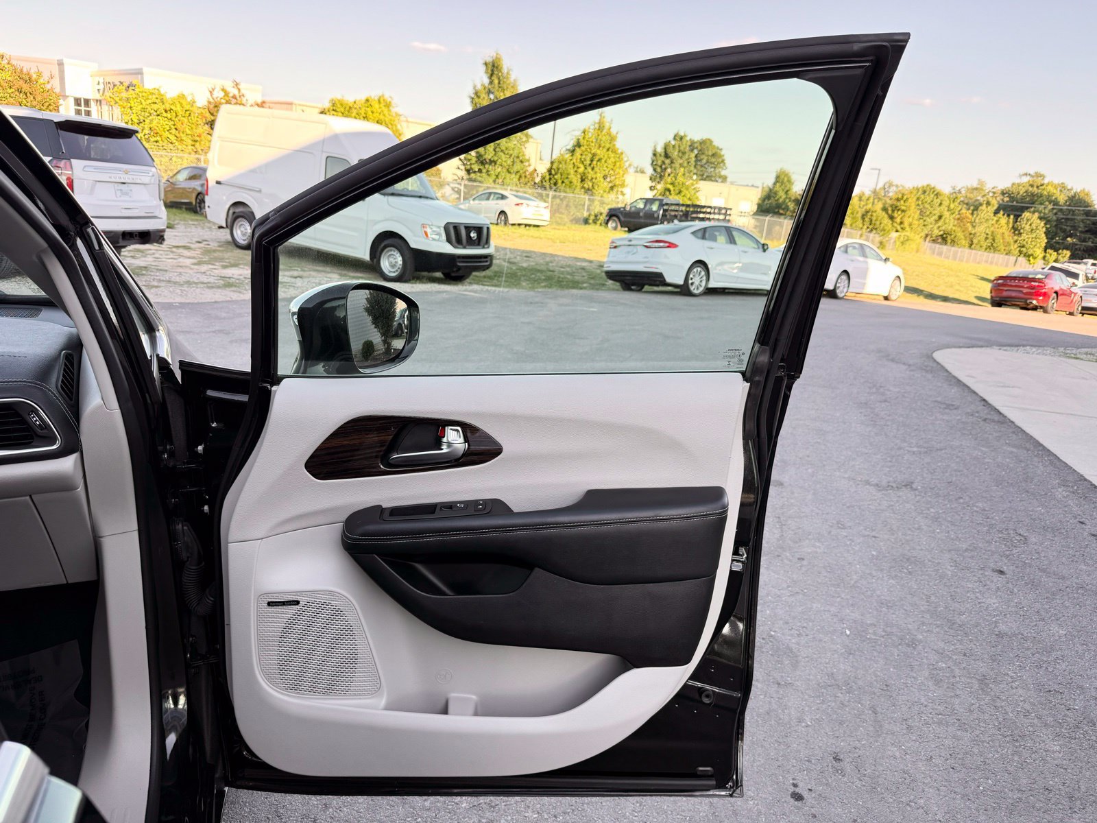 Used 2022 Chrysler Pacifica Limited FWD image 29