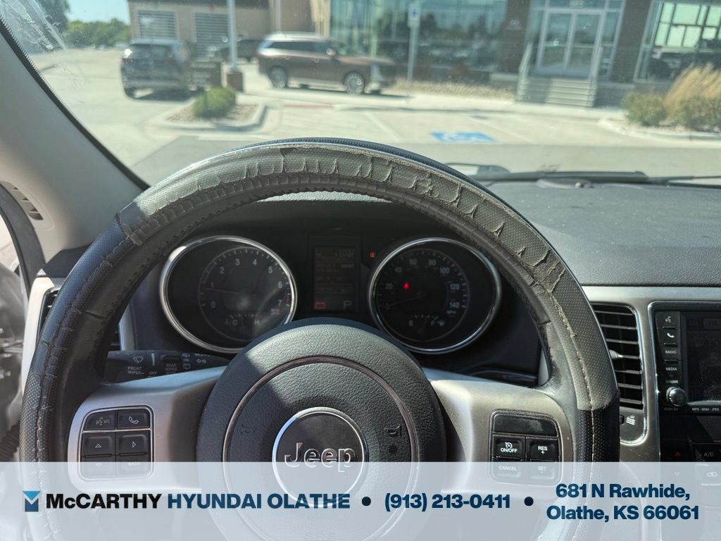 Used 2011 Jeep Grand Cherokee Laredo AWD/4WD image 3