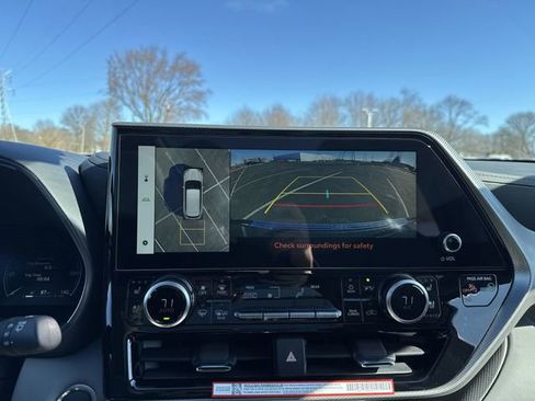 New 2026 Toyota Highlander Platinum image 16