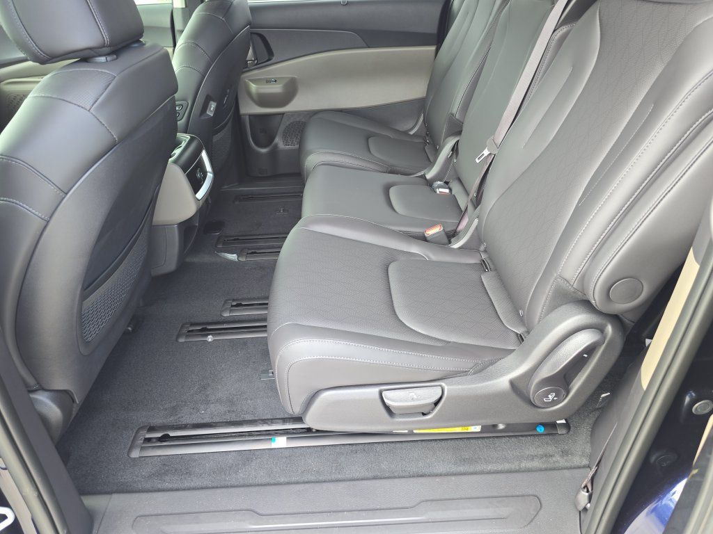 New 2027 Kia Carnival EX FWD image 17