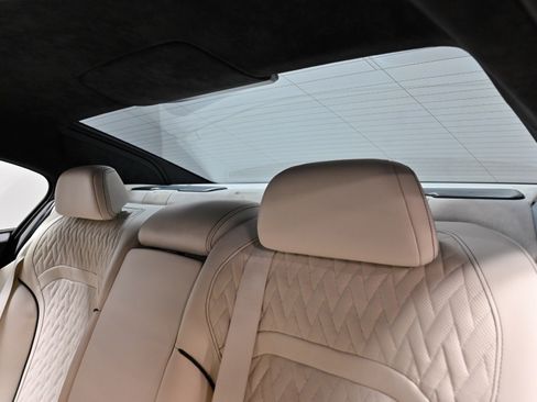 Used 2022 BMW ALPINA B7 xDrive AWD/4WD image 34