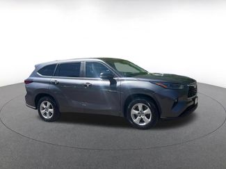 Used 2025 Toyota Highlander LE FWD video 2