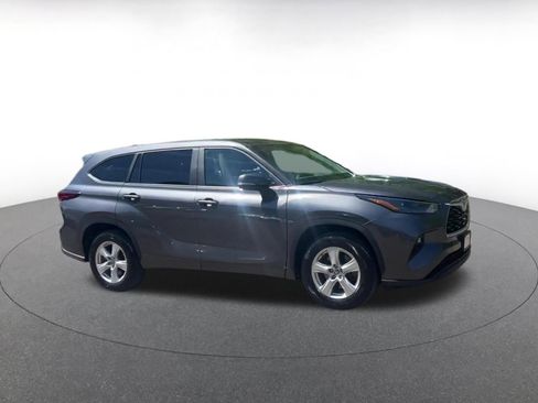 Used 2025 Toyota Highlander LE FWD image 2