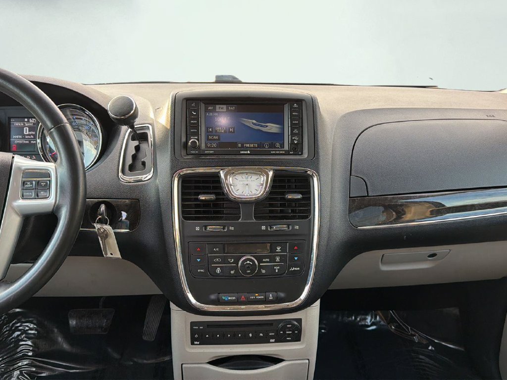 Used 2012 Chrysler Town & Country Touring-L w/ Entertainment Group #2 FWD image 4