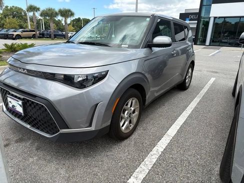 Used 2023 Kia Soul LX w/ LX Technology Package FWD image 2