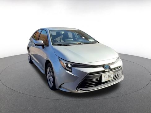 Used 2025 Toyota Corolla LE image 3