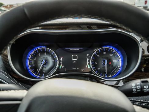 Used 2024 Chrysler Pacifica Limited FWD image 39