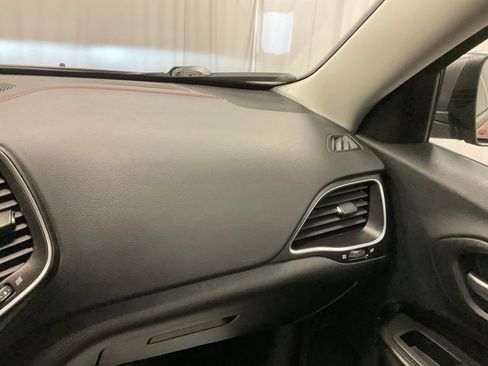 Used 2019 Jeep Cherokee Trailhawk w/ Cold Weather Group AWD/4WD image 28