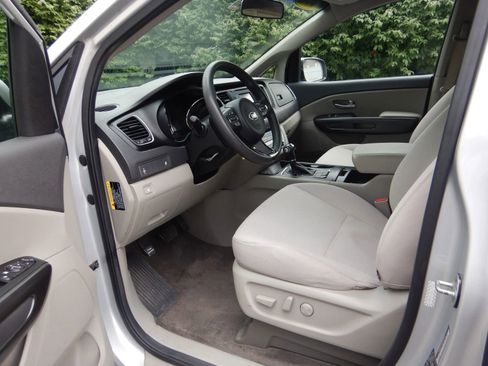 Used 2016 Kia Sedona LX image 11